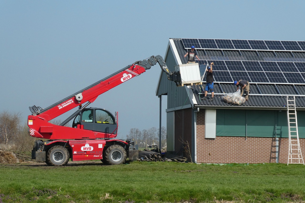 Building Solar Panels Truck  - Elsemargriet / Pixabay