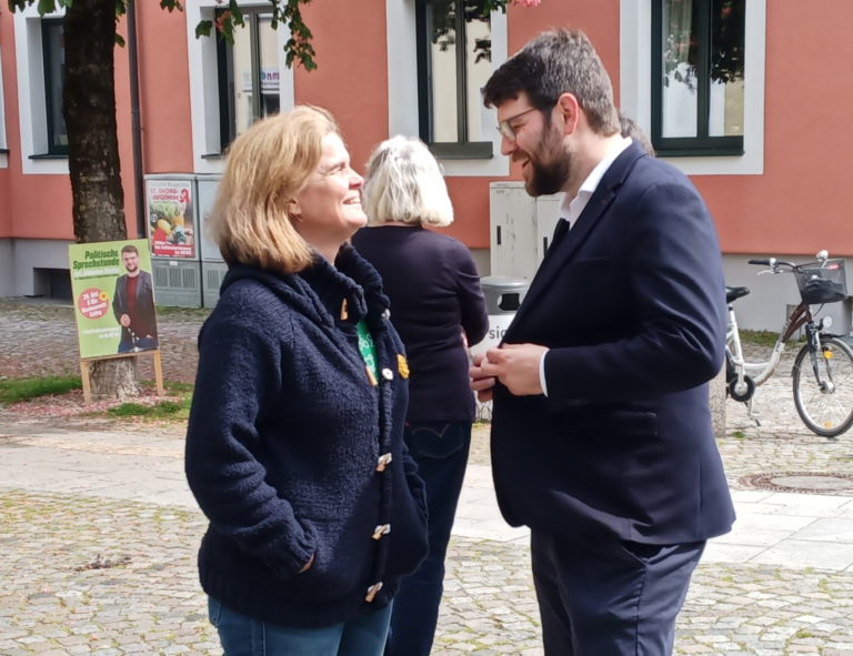 Johannes Becher, MdL, und Sabine Bock, Bezirkstagskandidatin, in Eching